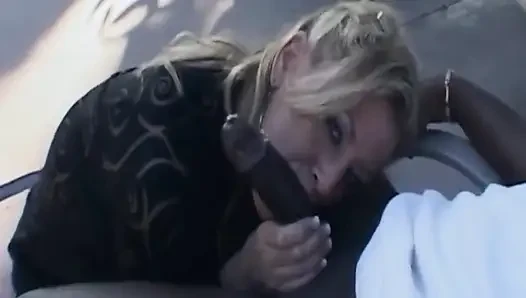 Olgun sarışın orta yaşlı seksi kadın havuz kenarında büyük zenci yarağını emiyor