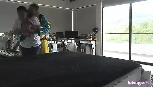 Sarkık memeli lezzetli hizmetçi sert oynamayı seviyor