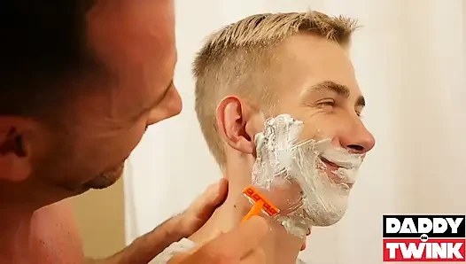 Daddyontwink dave london sikini dominik siyah göt deliğine kaydırıyor