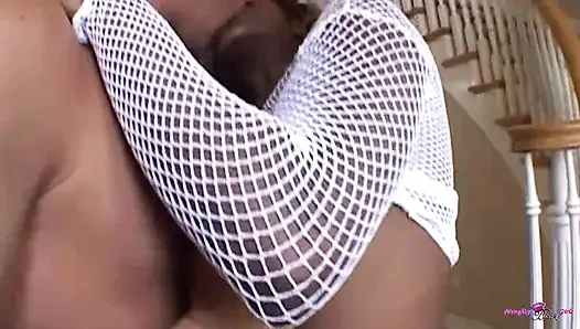 Derin anal seksten sonra yarağını emiyor ve bu azgın adama yüzüne büyük bir boşalma yaptırıyor