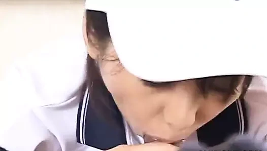 Tenis seven tatlım emiyor ve erkeğinin penisini sikiyor