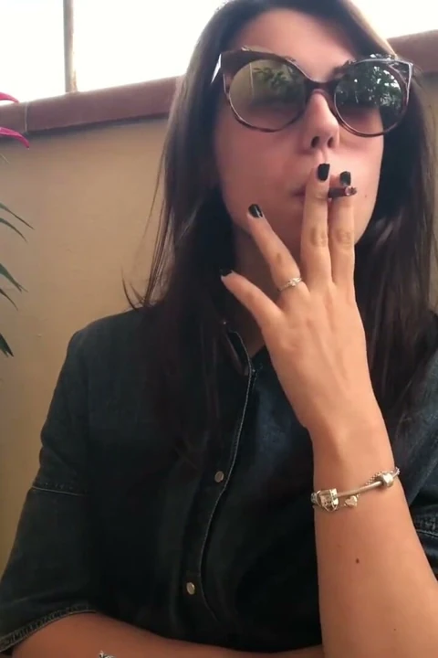 Açık havada sigara içmeyi tercih ediyor