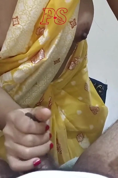 Южно-индийская горячая невестка в Yallow Saree в видео с дрочкой и камшотом