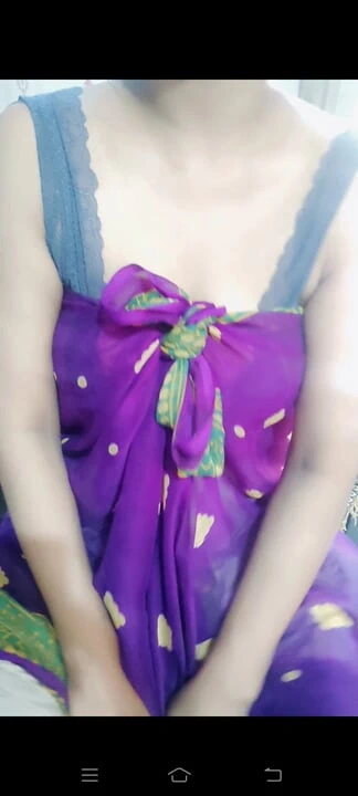 Hintli kadın edepsizce konuşuyor - tamamen çıplak