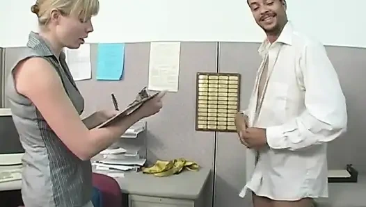 Une grosse jeune bite pour une MILF blonde coquine