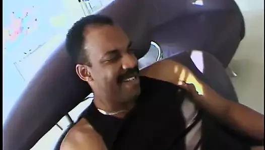 Beyaz adam dilini ve yarağını Asyalı ve beyaz ıslak amcıkların içine sokuyor