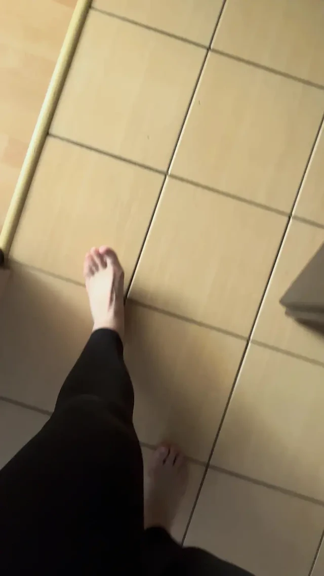 Yalınayak yürüyor