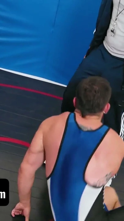 Yakışıklı adam Eric Fuller güreş arkadaşı ve sapık koç tarafından domine ediliyor ve sikiliyor - varsity grip | Klip 1