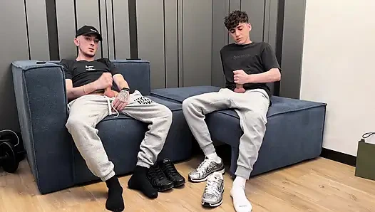 İki adam birlikte mastürbasyon yapıyor