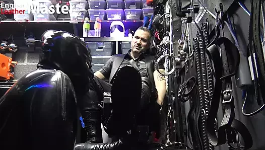 Lastik yarak düşkünü deri ustasının çizmelerini yalıyor ve tapıyor ön izleme