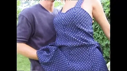 İri göğüslü sarışın orta yaşlı seksi kadın için iki büyük amatör yarakla çifte penetrasyon ve ağzına boşalma