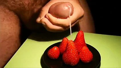 çilek twinks üzerine krem ​​koyarak