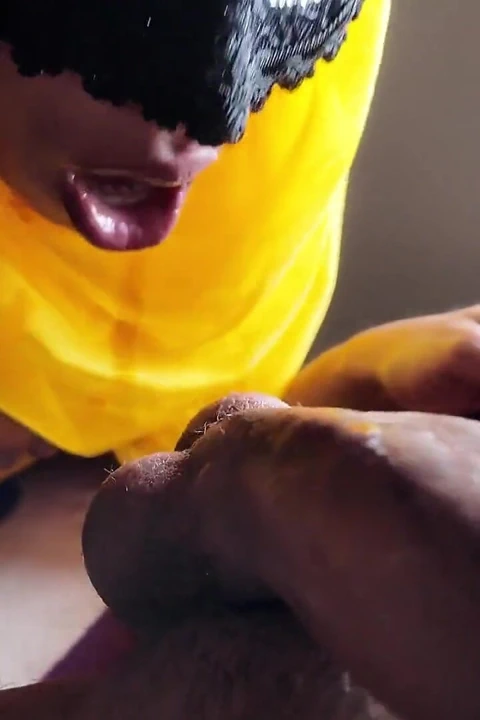 Hintli kız gırtlağına kadar alıyor