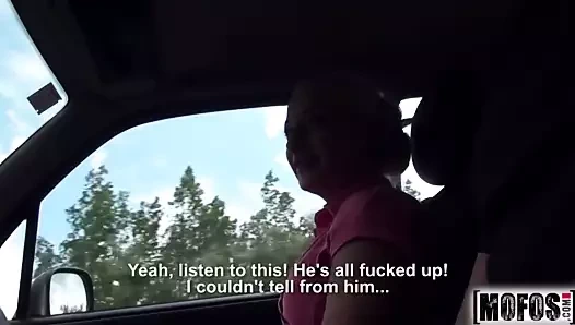 Brooke, anastasia sarışının oynadığı ücretsiz bir sürüş videosu alıyor