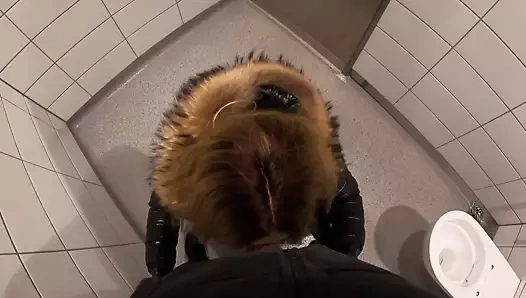 Svenja berbat yabancı horoz üzerinde otoyol tuvalet