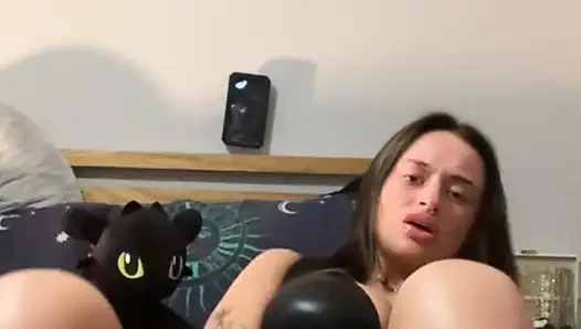 Azgın bakire götlü sürtük azdırılıyor ve parmakları ve kalın bir dildoyla geriliyor