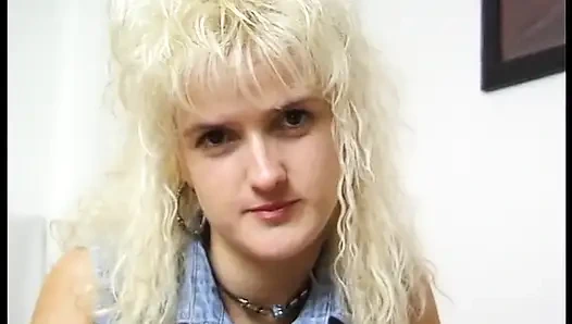 Sarışın Alman orta yaşlı seksi kadın tek başına iş yapıyor