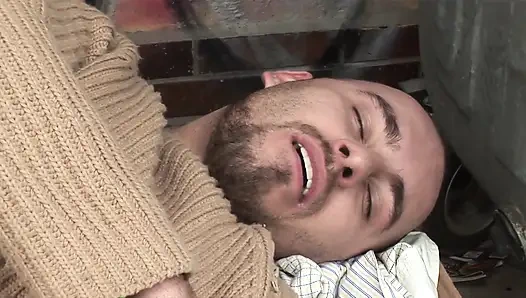 Брюнетки-близнецы помогают друг другу трахаться с тем же чуваком