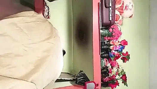 Hintli üvey kız kardeş inek pozisyonunda seks