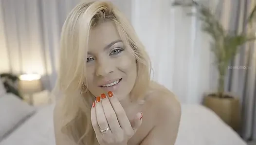 Sarışın orta yaşlı seksi kadın ayakla muamele ve dildo oyunu yapıyor