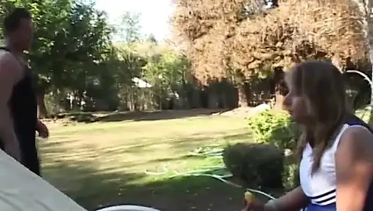 Amigo kızdaki ateşli yaşlı kız sikişiyor ve emiyor