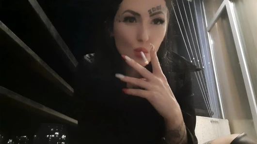 Büyüleyici dominatrix nika'dan sigara fetişi. onun sigara dumanını ve küllerini yutacaksın