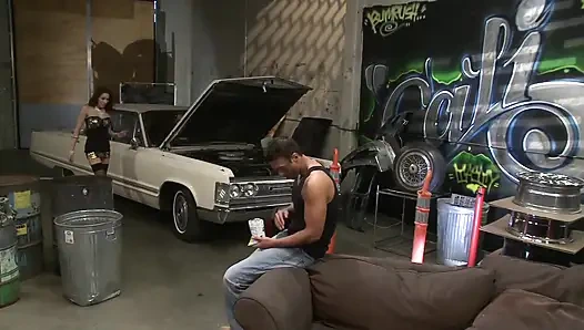 Porno yıldızı Layla Rivera sakso çekiyor ve yakışıklı adam tarafından sikiliyor