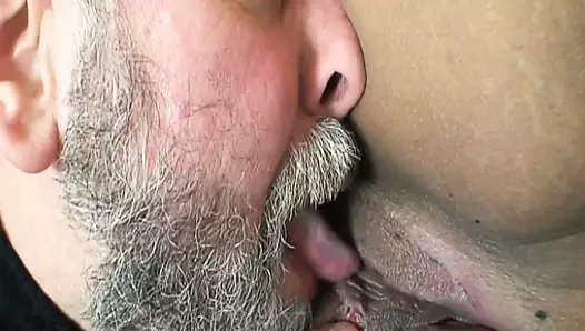 Seksi bir Alman piliç sınıfta amını parçalıyor