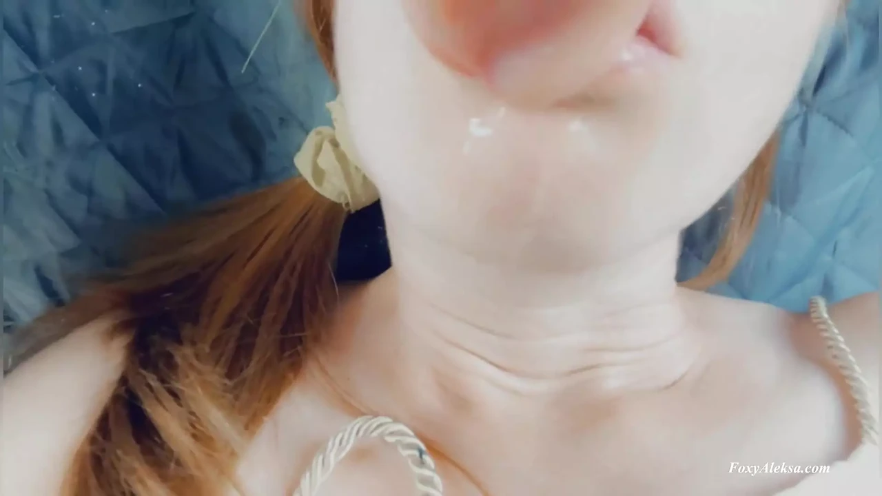 Cumshot i munden. Sperm til babepige