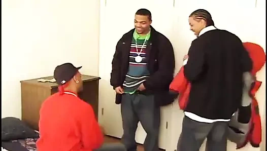 Yakışıklı adamlar sikişmeye ve yarak emmeye tamamen hazır