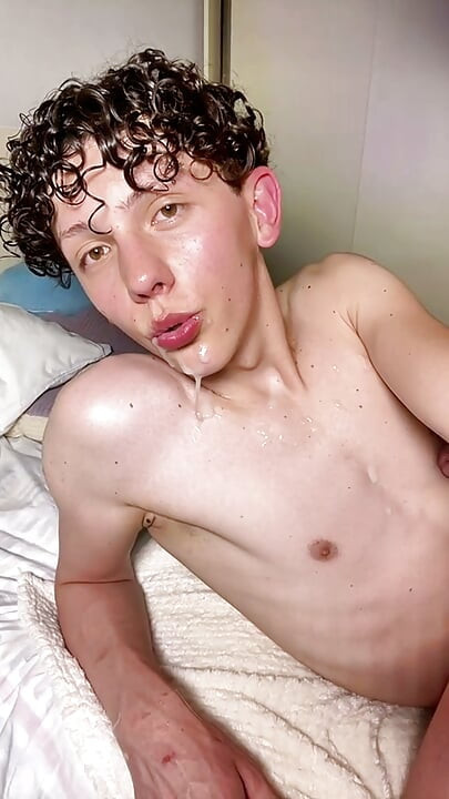 Derin twink seks, oral seks ve yüze ve ağza boşalma