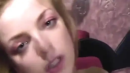 Seksi sarışın barmen ağzına boşaltıyor