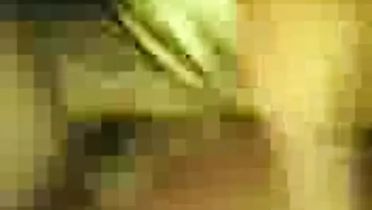 Tek başına parmaklıyor