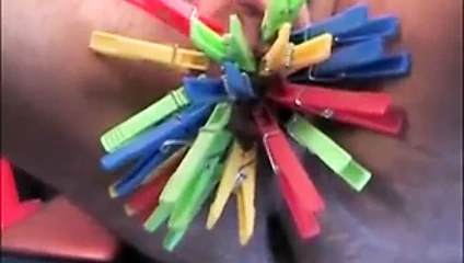 köle alır elbise pimleri için onun topları kenetli