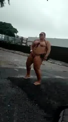 Bronzlaşmış Brezilyalı bbw jilling üzerinde the street