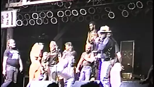 Seksi motorcu sürtükler tonda vücutlarını gösterir