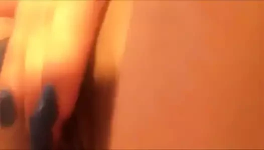 Sıcak bust esmer model gösterme kapalı ona Mastürbasyon becerileri