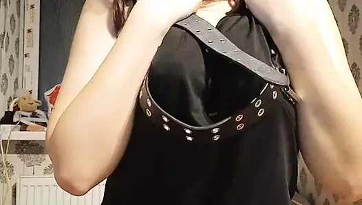 Rus bir öğrencinin büyük göğüsleri, büyük bir göt ve lezzetli bir klitoris ile birlikte havalı