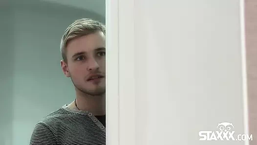 Esmerler Genevieve ve Lana bir yarağı paylaşıyor