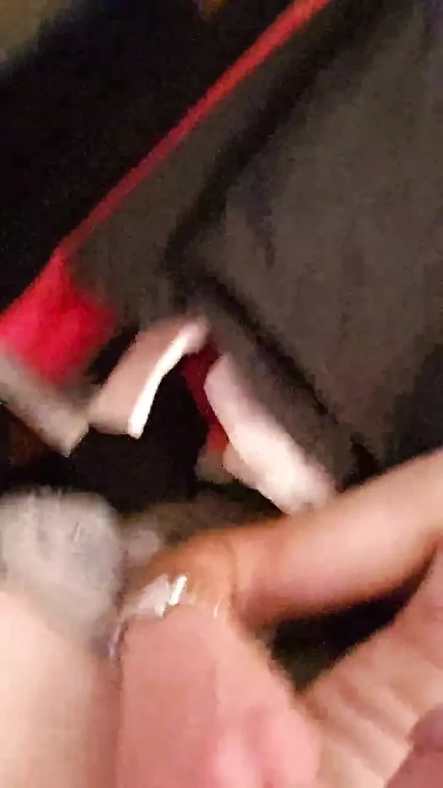 Большой белый член дрочит