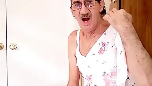 Oyuncağımla oynuyorum