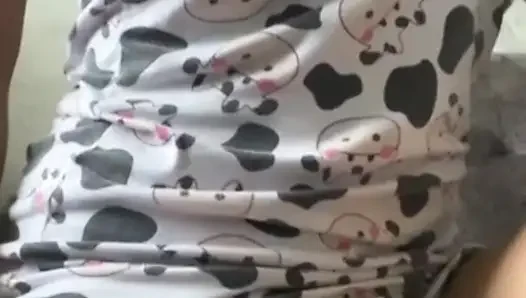 Eve meme uçlarım dik olarak geldi, beni okşuyor! Gerçek ev yapımı video