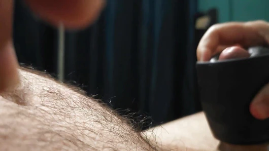 Vibratörlü oyuncak kocasının yarağıyla mastürbasyon yapıyor