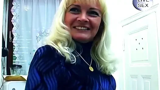 Sarışın yanan mumla ıslak amcığı azdırıyor