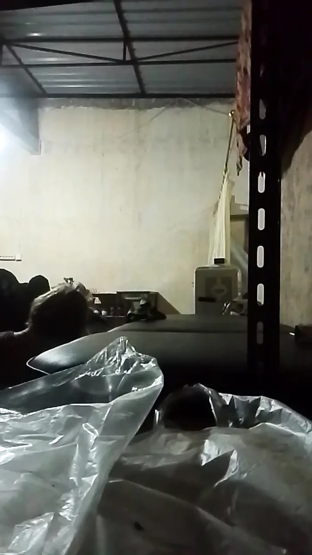 Heyecanlı ve inleyerek devam eden üvey anne tarafından seks yapmaya davet edildi