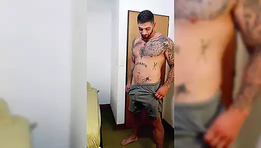 Aniden beni çok tahrik ettiğinde bir makara yapıyordum ve mastürbasyon yapmaya başladım.