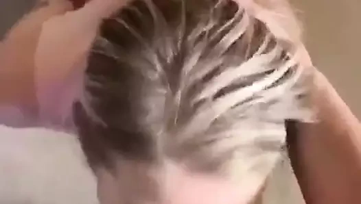 Blonde taille une jolie pipe