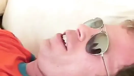 İki Asyalı sürtük sırayla sert bir yarak emiyor ve sonra sikişiyor