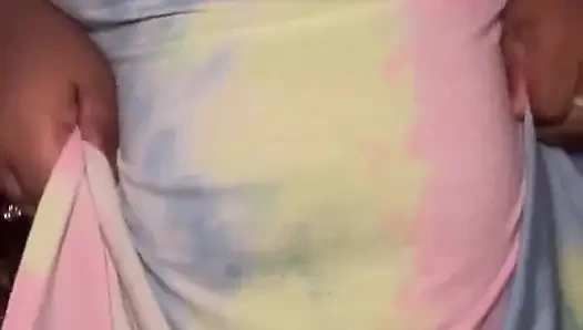 Gizli amcık zevki: iri güzel kadın usanarak boşalıyor