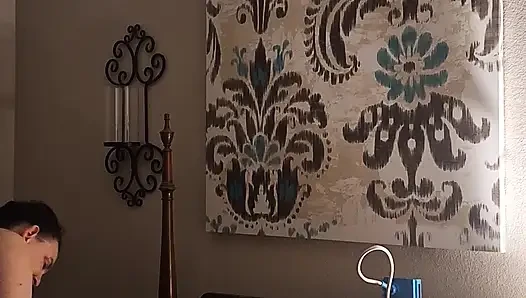 Yüz aşağı göt yukarı, memeler sikiliyor